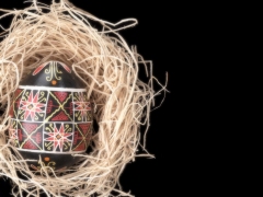 Zwart paasei met moza&iuml;ekmotief in een nest