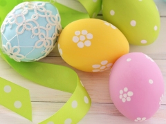 Vrolijk gekleurde paaseieren