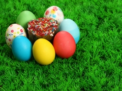 Effen geverfde paaseieren in het gras