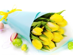 Een boeket gele tulpen met paaseieren