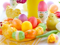 Mand met paaseieren en kuikens