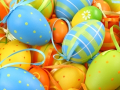 Gekleurde paaseieren met strik